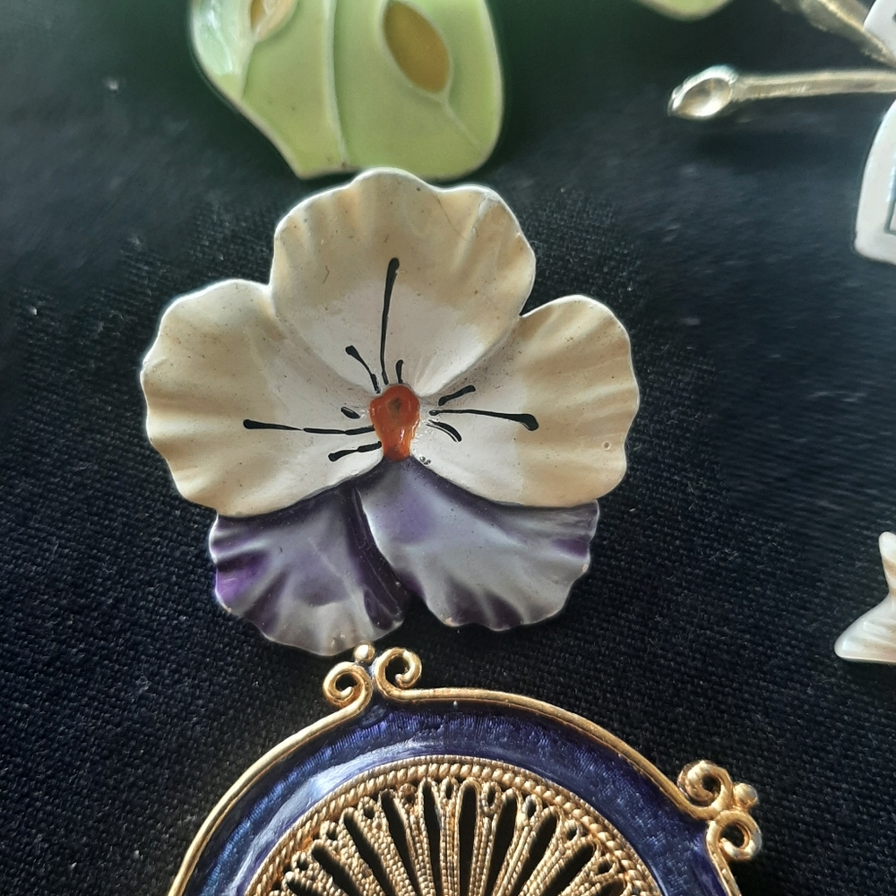 Vintage Brooch Lot- mostly enamels, butterflies and flowers - Picture 7 of 7